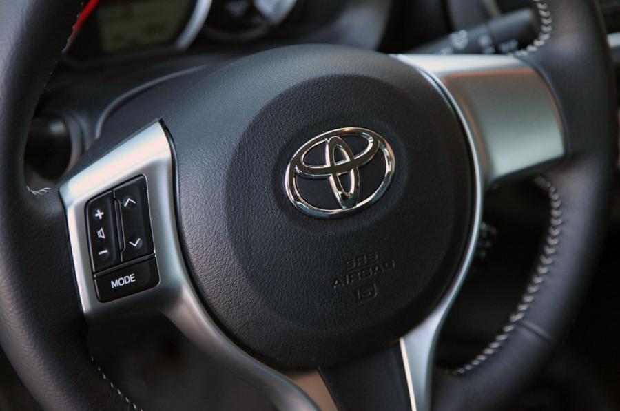  Toyota Yaris SE 2012 года  (фото 17 из 33)